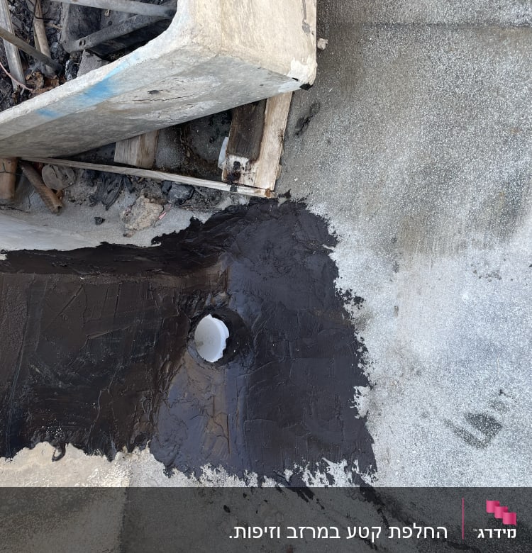 איטום גג עם חומר שחור סביב צינור